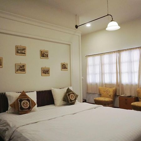 Manee Guesthouse And Record บ้านมานี Chiang Mai Esterno foto