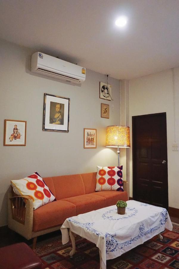 Manee Guesthouse And Record บ้านมานี Chiang Mai Esterno foto