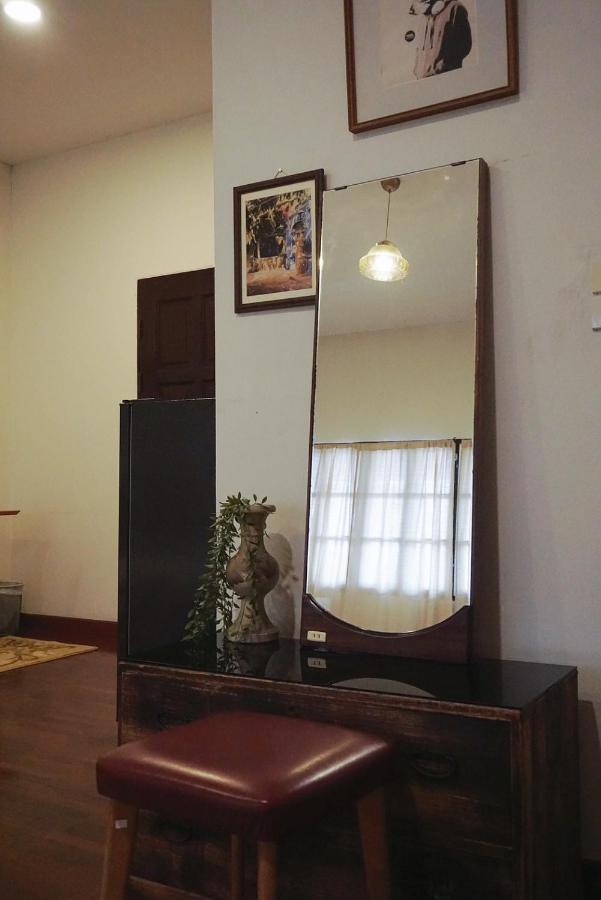 Manee Guesthouse And Record บ้านมานี Chiang Mai Esterno foto