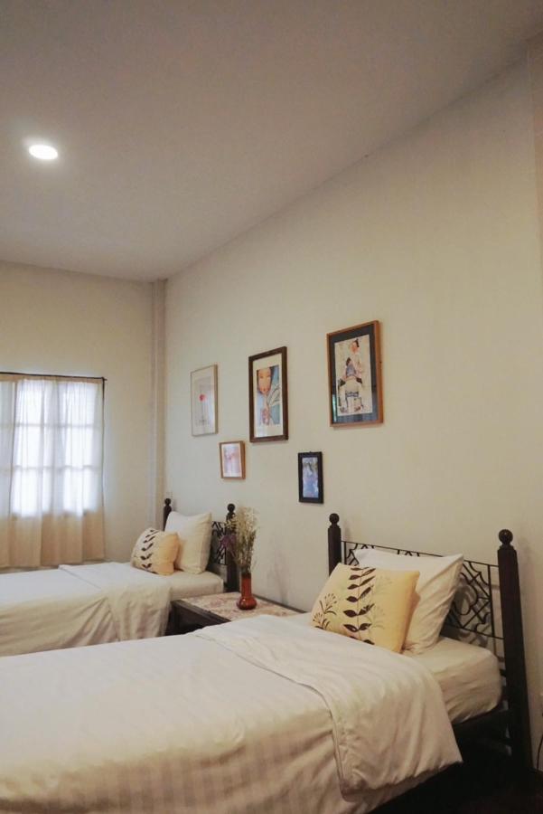 Manee Guesthouse And Record บ้านมานี Chiang Mai Esterno foto