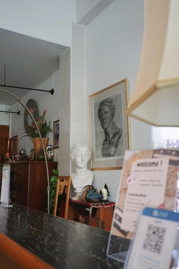 Manee Guesthouse And Record บ้านมานี Chiang Mai Esterno foto